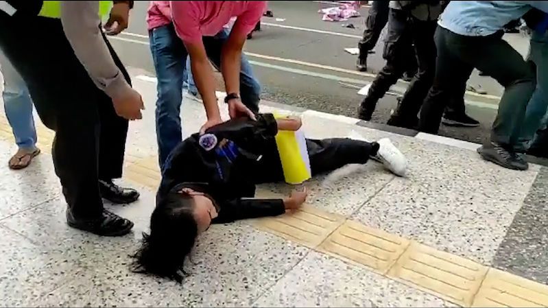 Policista v Indonésii zvedl demonstranta za krk a mrštil s ním o zem, až to zapraskalo